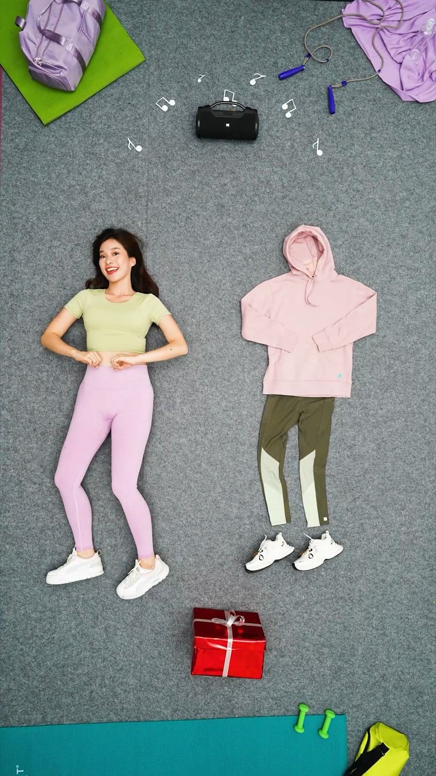 Flat-lay video campaign Flimty: talent berbaring di lantai abu-abu